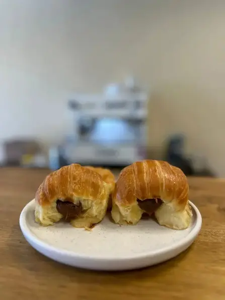 Medialuna rellena de dulce de leche